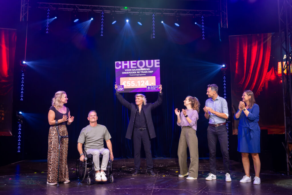 Hans klok overhandigt checque radboudfonds namens Life4HSP